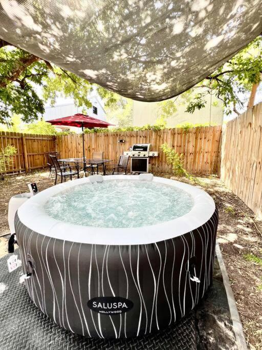 Castel Hills 3br 3ba W Private Hot Tub, 3k Arcade Games & Private Garage- 5mins To The Airport