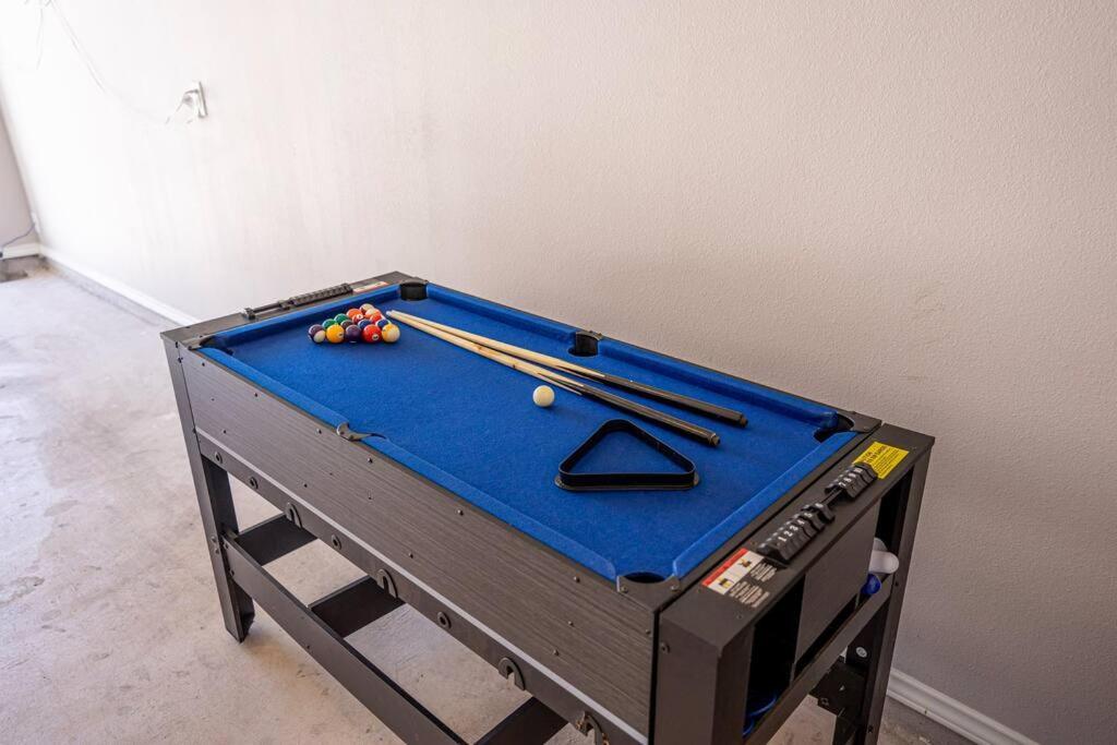 Castel Hills 3br 3ba W Private Hot Tub, 3k Arcade Games & Private Garage- 5mins To The Airport