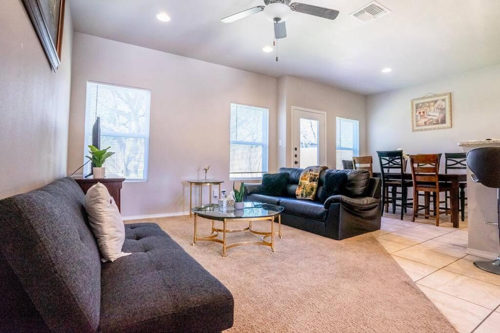 Castel Hills 3br 3ba W Private Hot Tub, 3k Arcade Games & Private Garage- 5mins To The Airport *