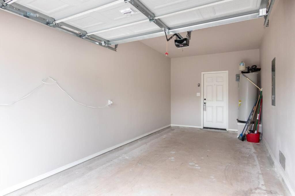 Castel Hills 3br 3ba W Private Hot Tub, 3k Arcade Games & Private Garage- 5mins To The Airport San Antonio