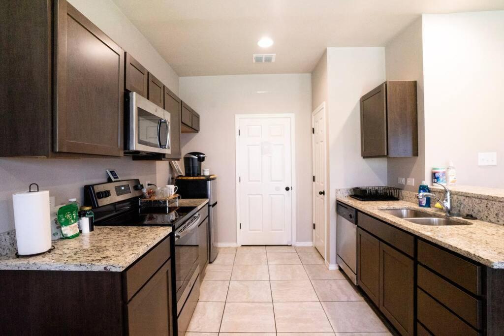 Castel Hills 3br 3ba W Private Hot Tub, 3k Arcade Games & Private Garage- 5mins To The Airport Сasa de vacaciones San Antonio