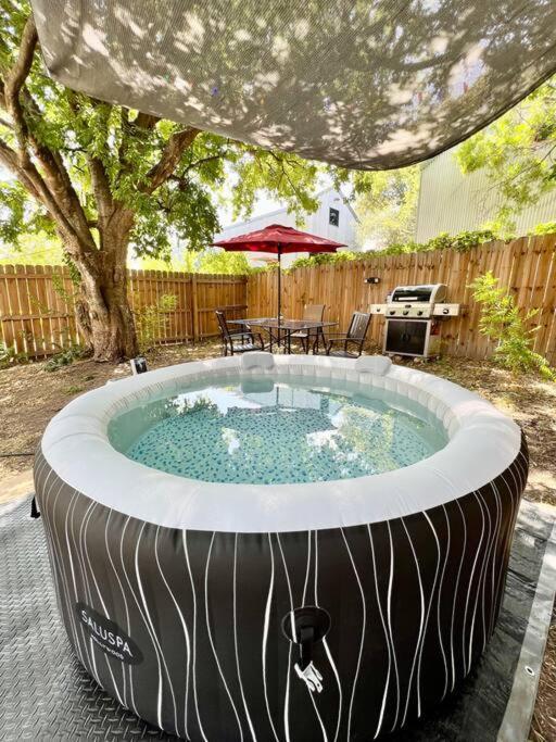 Сasa de vacaciones Castel Hills 3br 3ba W Private Hot Tub, 3k Arcade Games & Private Garage- 5mins To The Airport San Antonio