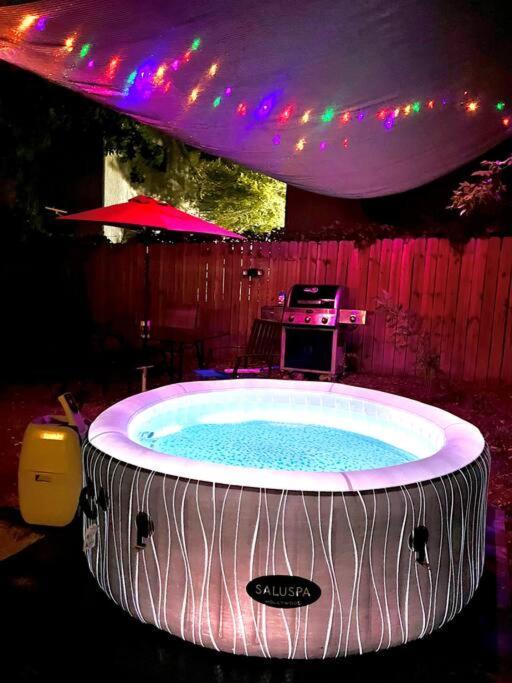 Castel Hills 3br 3ba W Private Hot Tub, 3k Arcade Games & Private Garage- 5mins To The Airport Сasa de vacaciones *