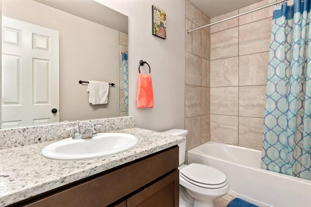 Castel Hills 3br 3ba W Private Hot Tub, 3k Arcade Games & Private Garage- 5mins To The Airport Сasa de vacaciones *