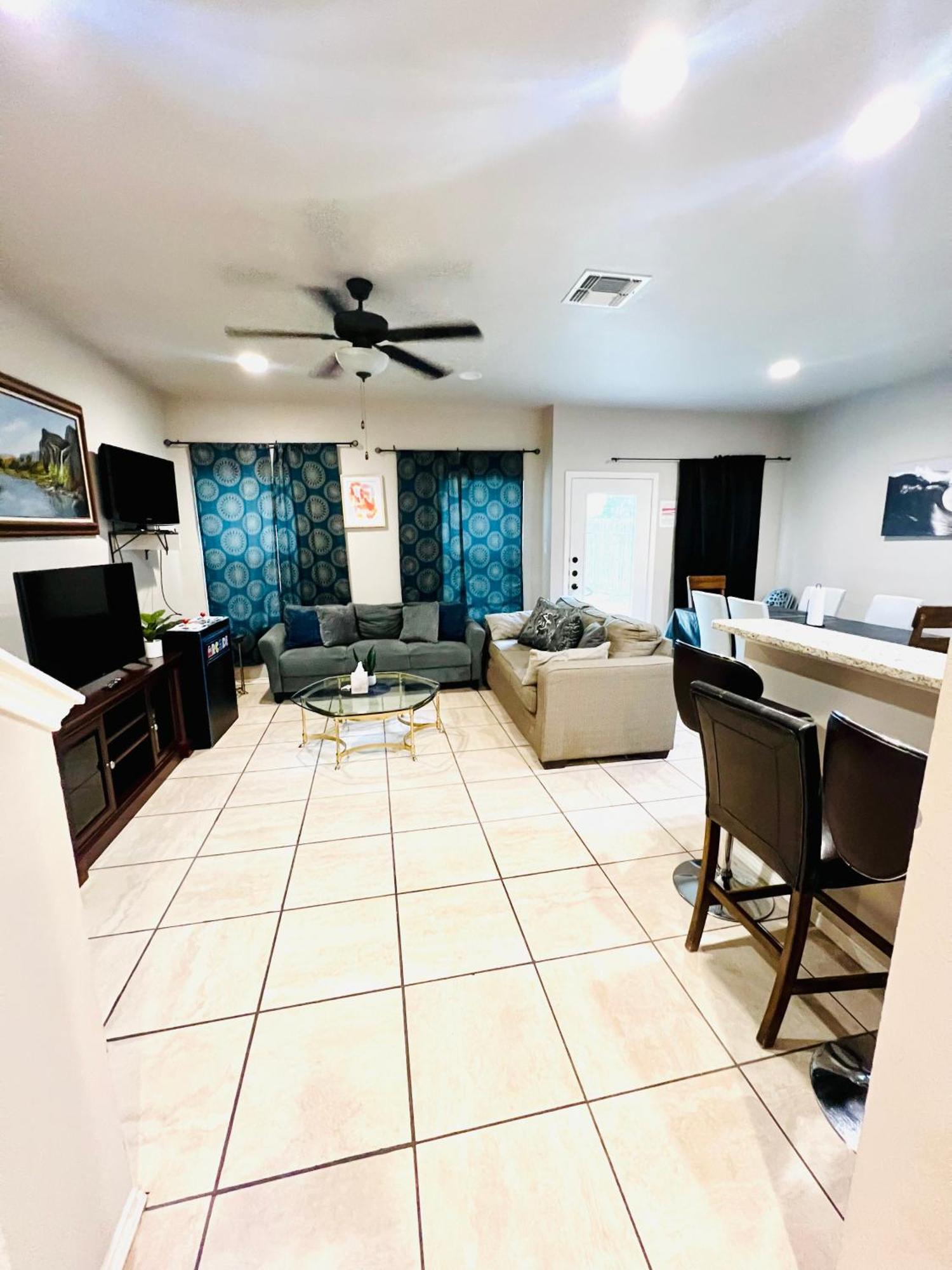 Castel Hills 3br 3ba W Private Hot Tub, 3k Arcade Games & Private Garage- 5mins To The Airport San Antonio